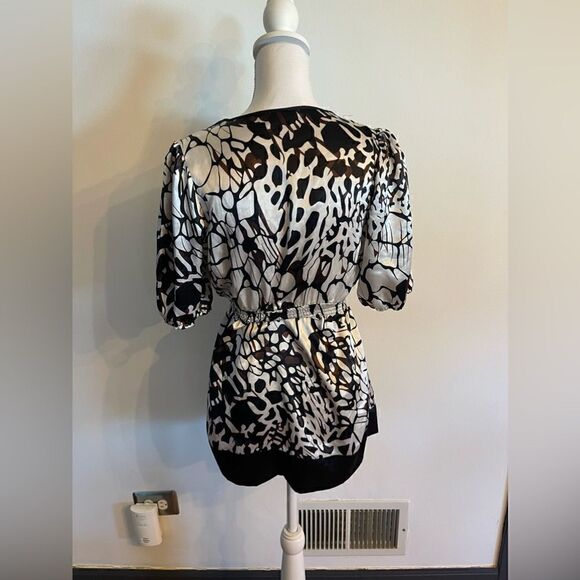 BCBG printed “kimono like” blouse. - Picture 3 of 3